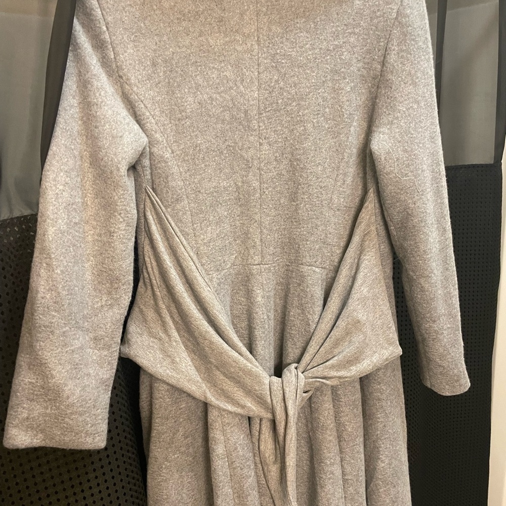 Sophisticated Gray Trench Coat with Wool-Like Texture - Picture 4 of 10